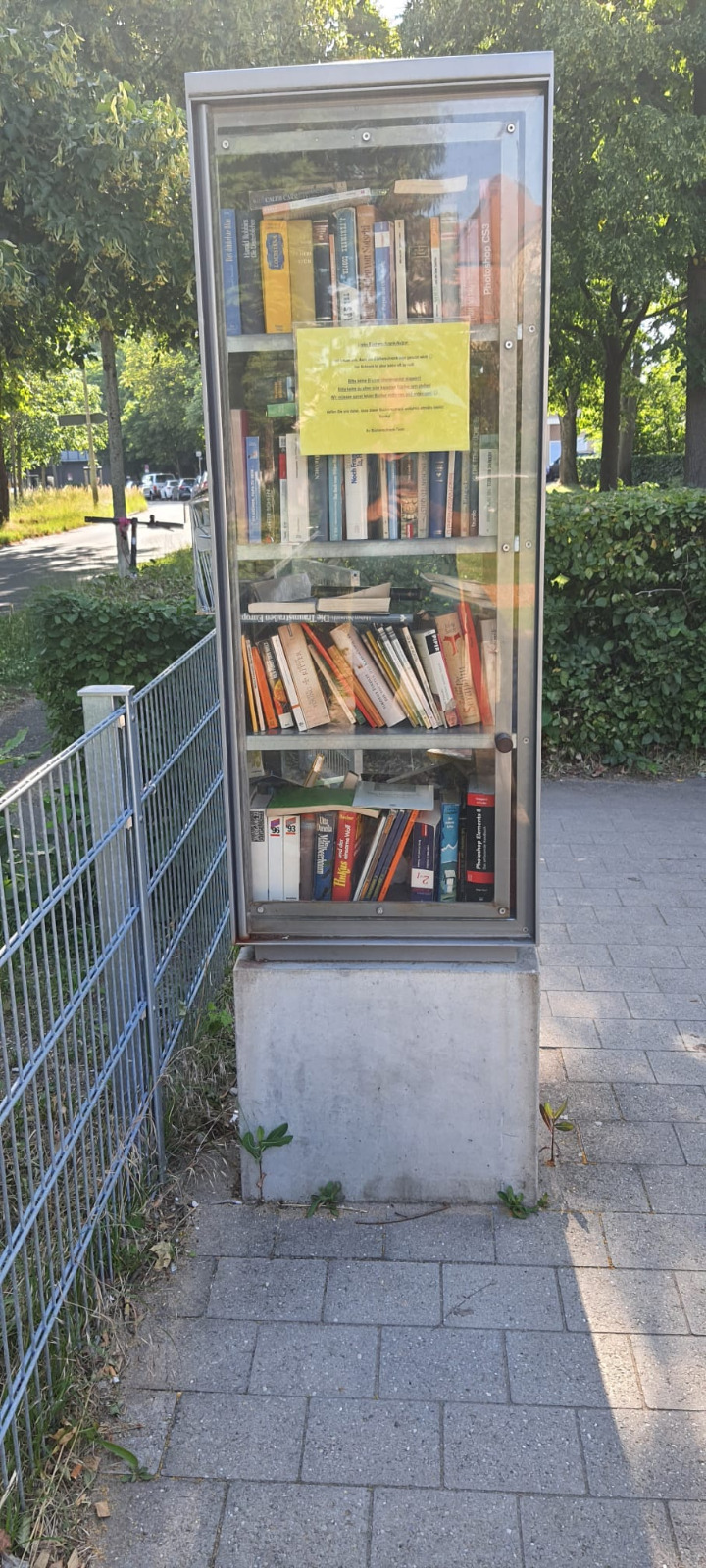 Bucherschrank-e1751495643585 Bücherschrank zum Ausleihen von Büchern in Lauf am Holz