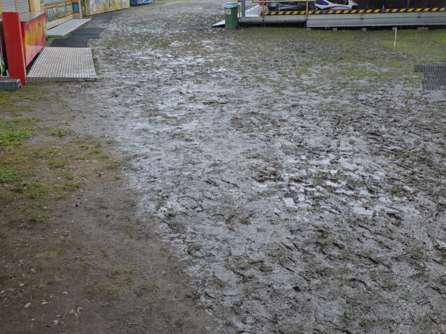 Nachtrag zur Laufamholzer Pfingstkirchweih:Unhaltbare Zustände auf dem Festplatz durch Dauerregen