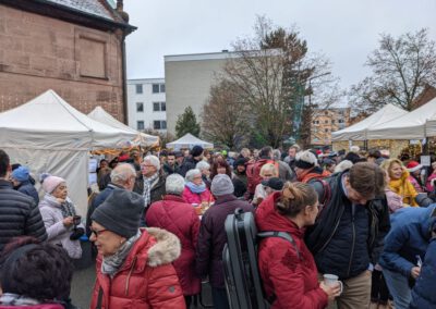Weihnachtsmarkt mit Publikum